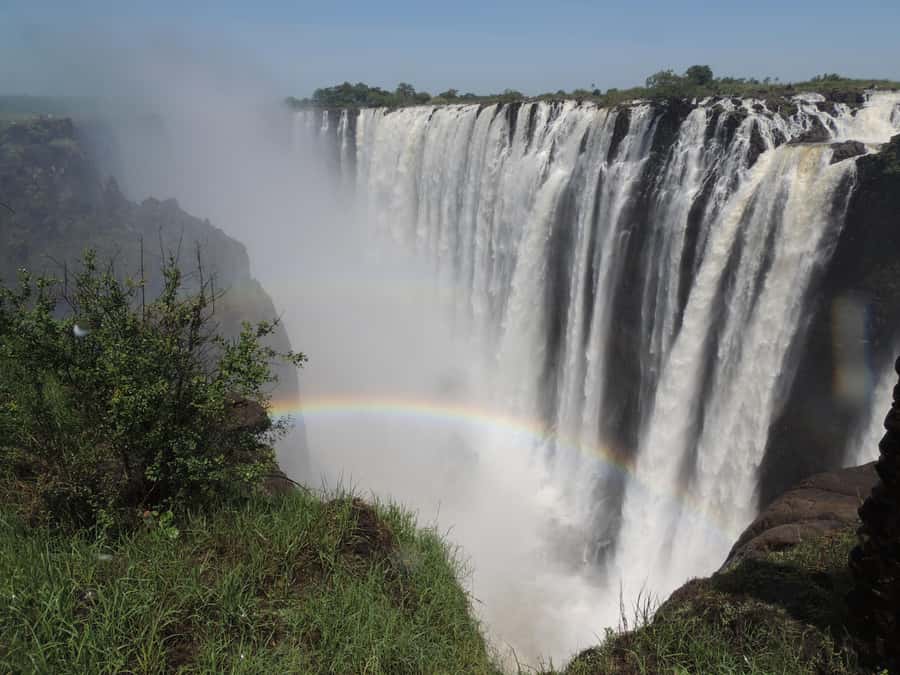 GUIDED TOUR OF THE VICTORIA FALLS ON THE ZAMBIAN SIDE - What the guide adds to a famous sight