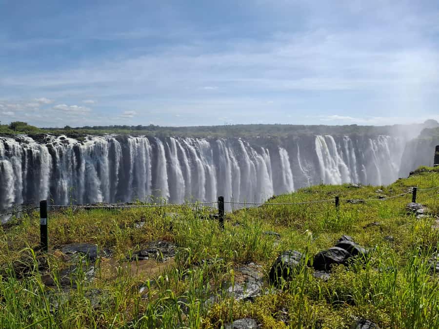 Guided tour of Victoria Falls and safari in Chobe Park - Beginning at Victoria Falls Hotel or Elephant Hills Resort