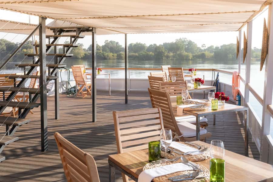 Victoria Falls: Dinner Cruise on the Zambezi River - Drinks, service, and the evening atmosphere