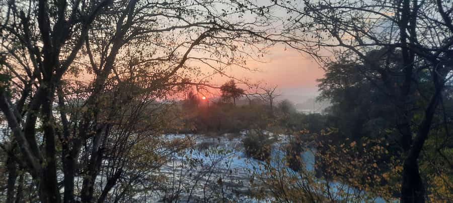 Victoria Falls: Guided tour by local guides - Picking the right time