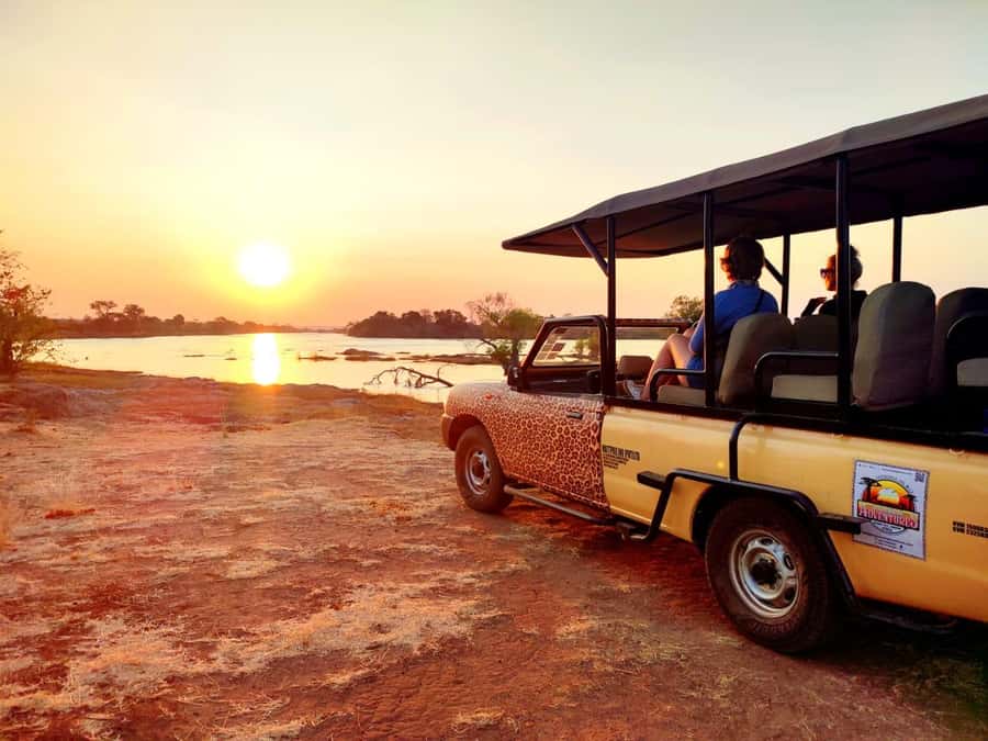 Victoria Falls: Lunch in the Savannah - The safari meal and tea break at a waterhole