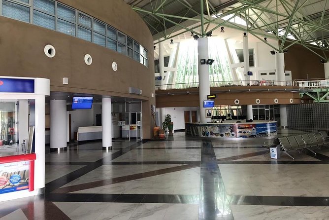 Victoria Falls: Private Airport to Hotel Transfer Service - What the Welcome and Vehicle Are Like