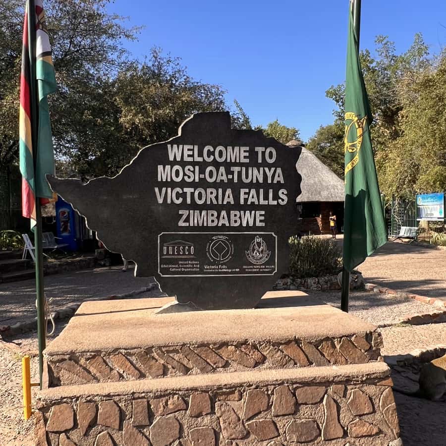 Victoria Falls: Private Guided Tour of the Waterfalls - Entering the park and paying the separate fee